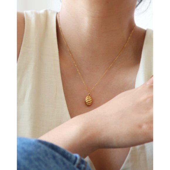 NEW 18K Gold Plated Braided Croissant Necklace - Picture 13 of 14